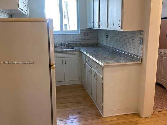 4th image of 220 Collins Ave APT 8B