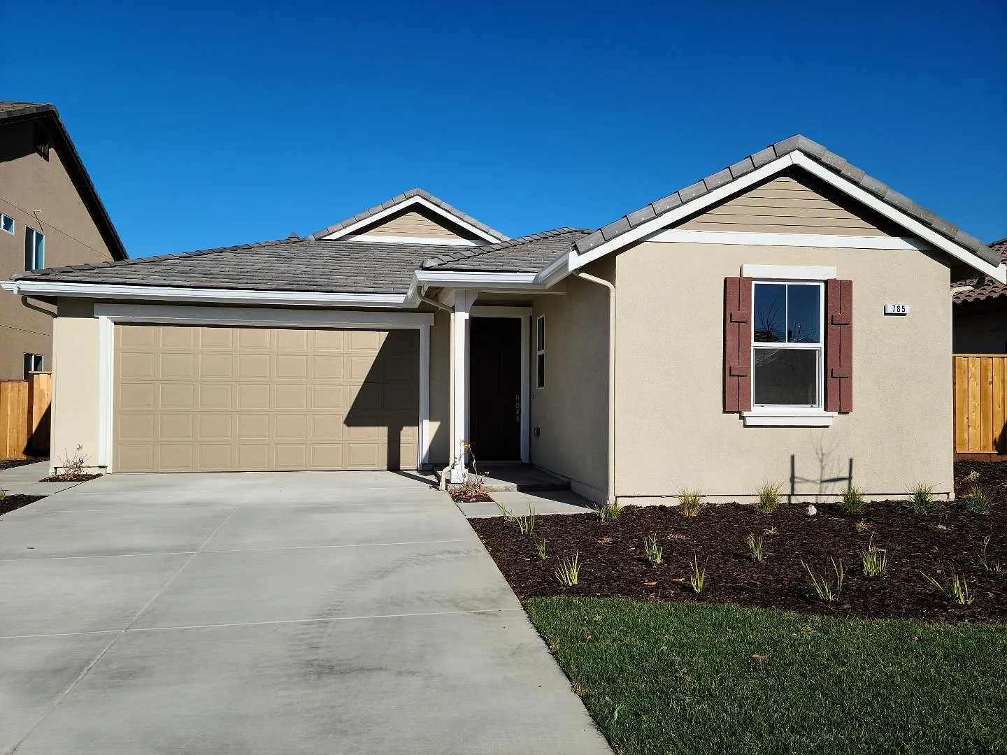 785 Klamath Way photo 1