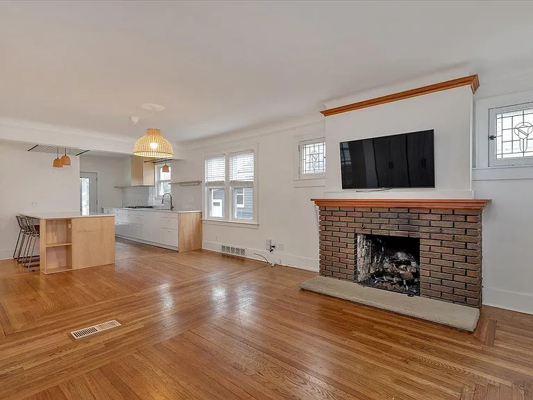 271 E Woodland St — Photo 3