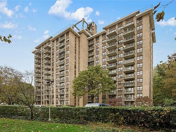 3rd image of 155 Ferris Ave APT 5D