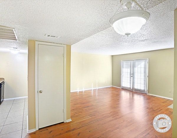 1st image of 1025 W Pioneer Pkwy APT D