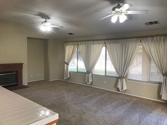 Ex-lg Family rm w/ fireplace
