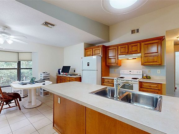 5th image of 474 Thomas St