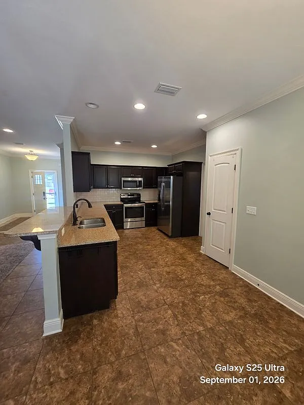 3 bed, 2.0 bath, 1983 sqft, $1,900 — Photo 2