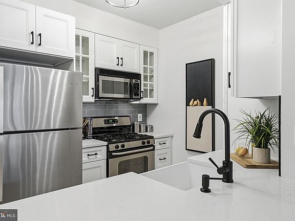 5th image of 1021 N Garfield St APT 629