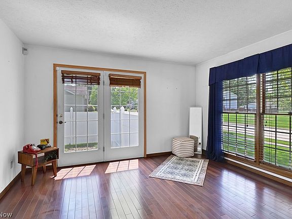 3rd image of 109 Seymour Ave
