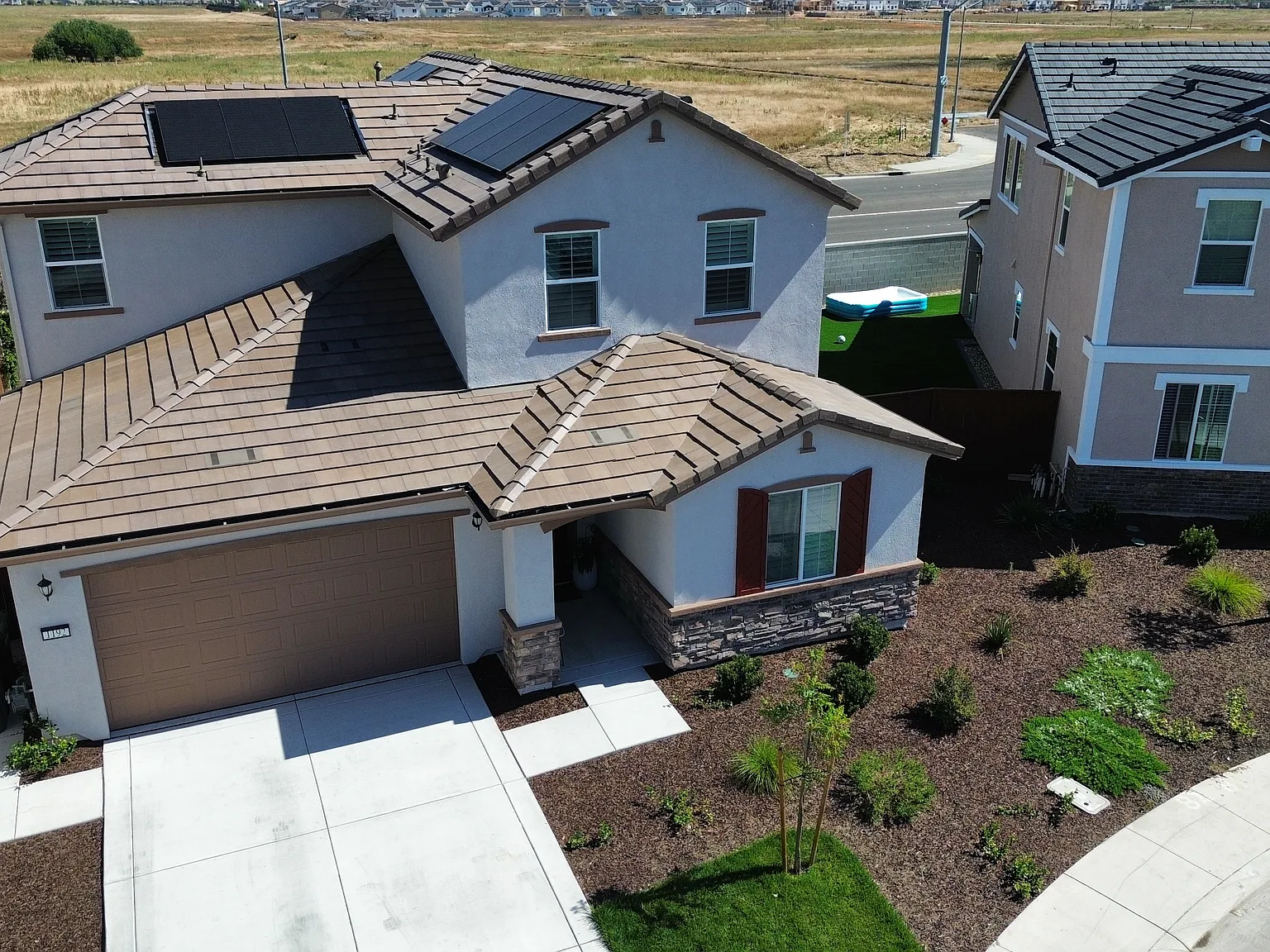 4 bed, 2309 sqft, $3,400 — Photo 2