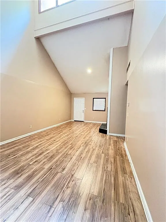 2 bed, 1.0 bath, 3483 sqft, $1,550 — Photo 3