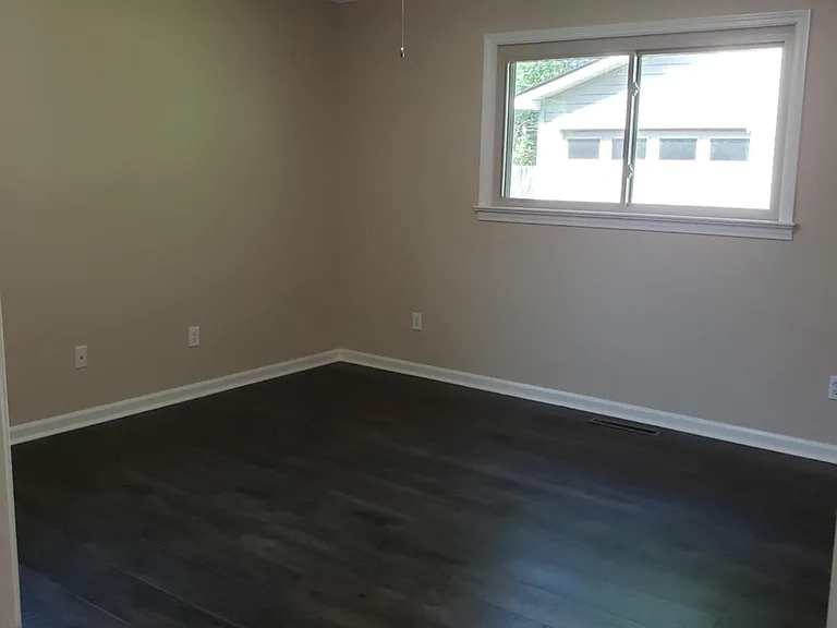 310 Susan Ln — Photo 3