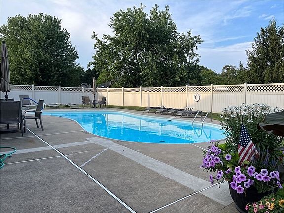 4th image of 128 Cambridge Ct