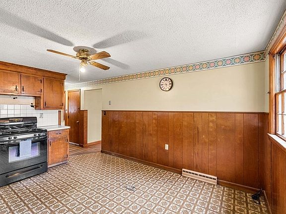 4th image of 52 Applewood Ave