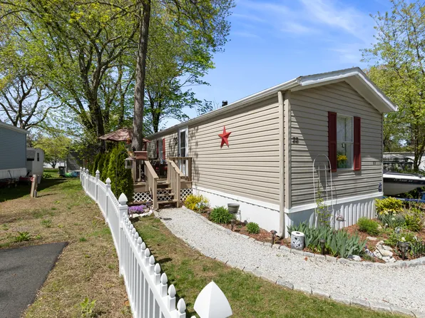 22 White Birch Lane, Danbury, CT 06811