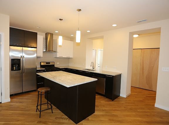 2nd image of 900 N Fairfield Ave #2S