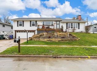 2713 Hickory Dr SW, Cedar Rapids, IA 52404