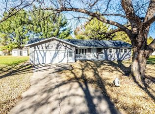 202 Southridge Dr, Waverly, IA 50677