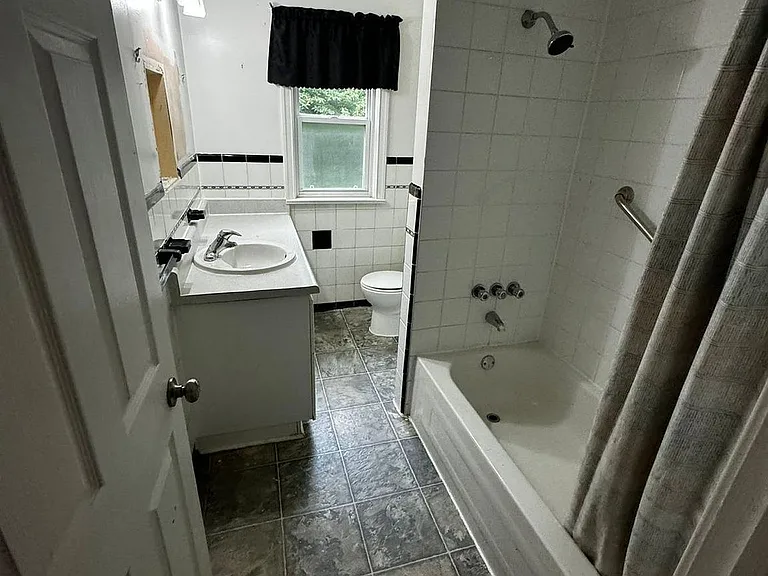 105 Poyntz Ave #UPPER — Photo 5
