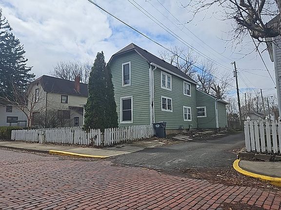 2nd image of 921 Lincoln St