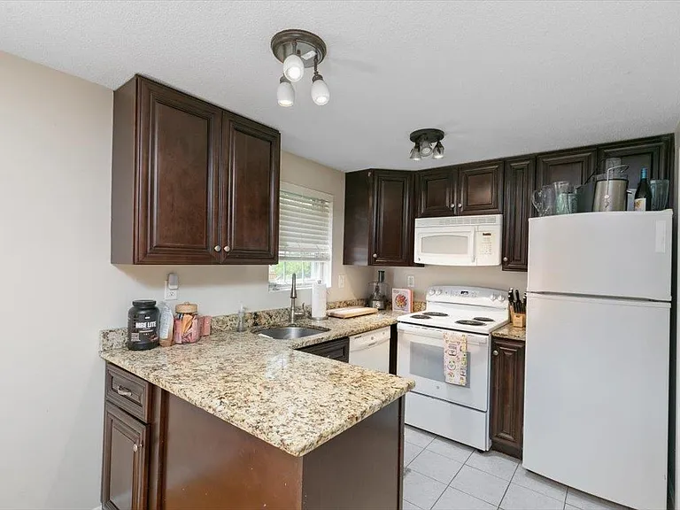 114 Fieldstone Dr — Photo 11