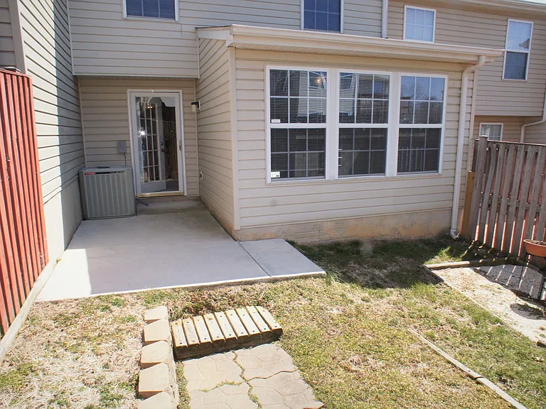 928 Jessicas Ln — Photo 2