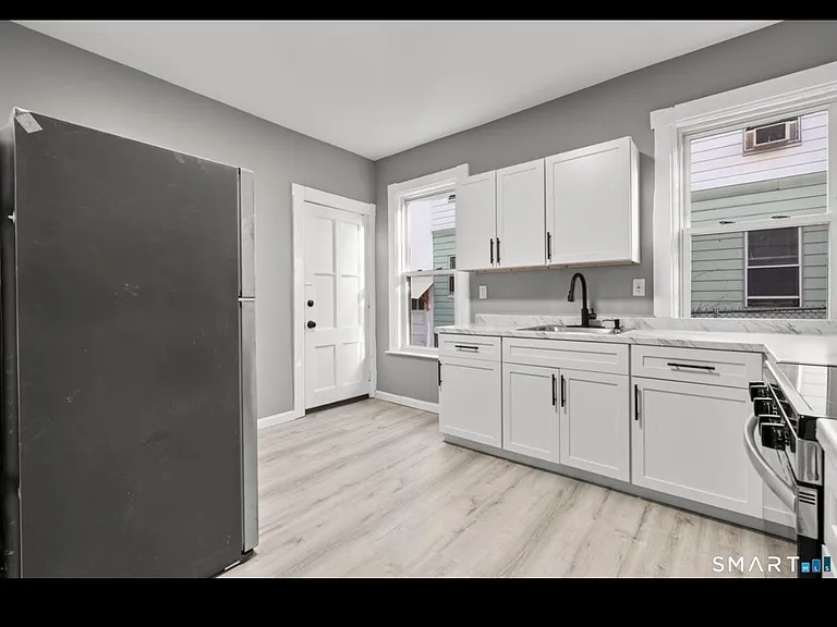 362-364 Sigourney St #1 — Photo 4