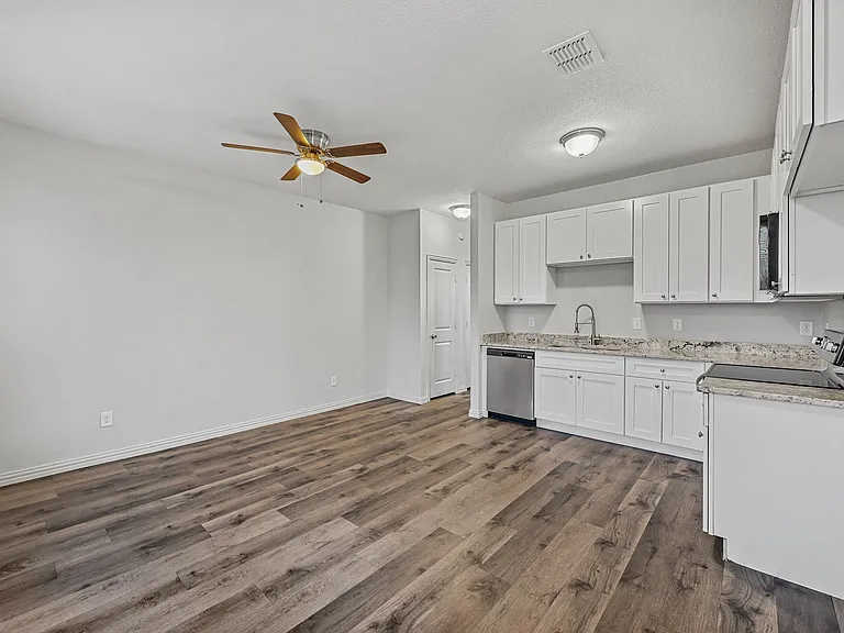 1709 E Tucker St #MAIN — Photo 1