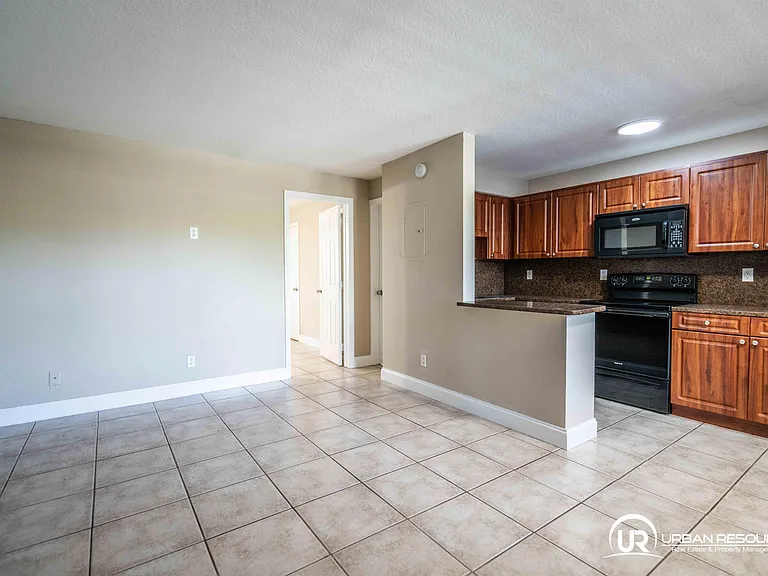 715 NE 6th St #9 — Photo 7