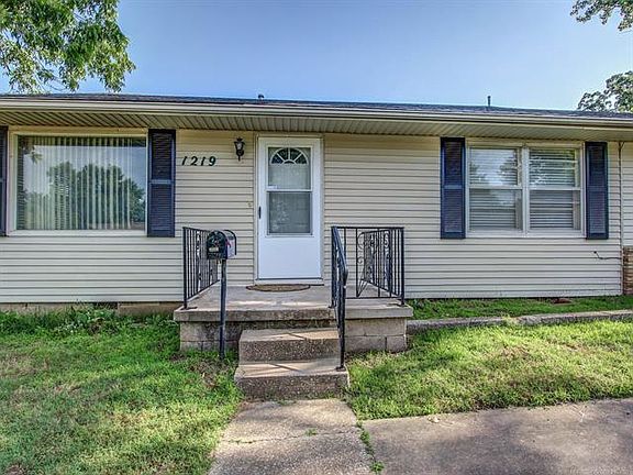 3rd image of 1219 S Maybelle Dr