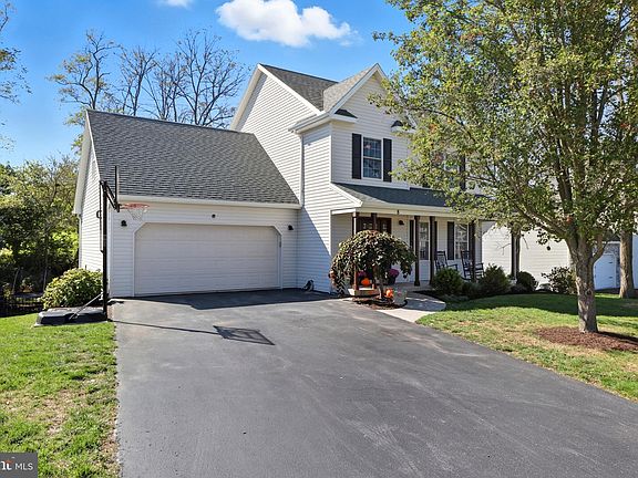 2nd image of 8 Dove Ct