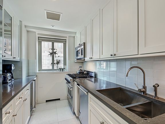 4th image of 200 E 66th St APT E0703