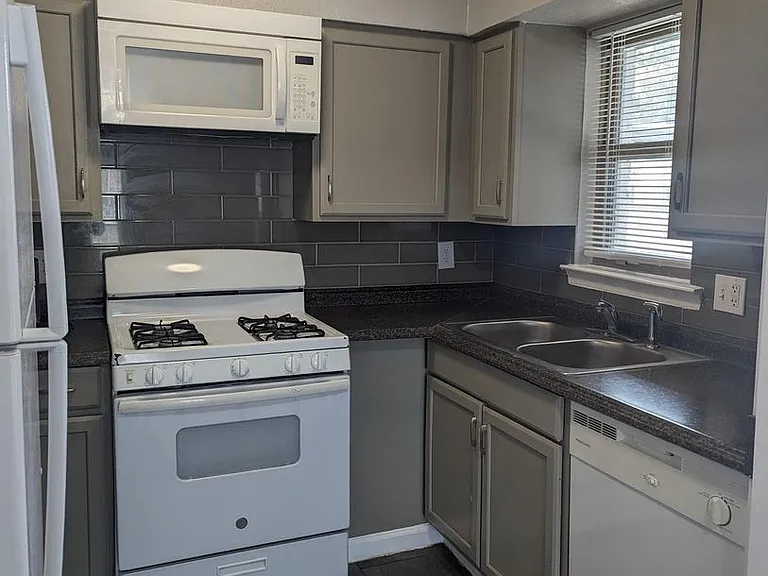 1000 Grigsby Ave — Photo 4