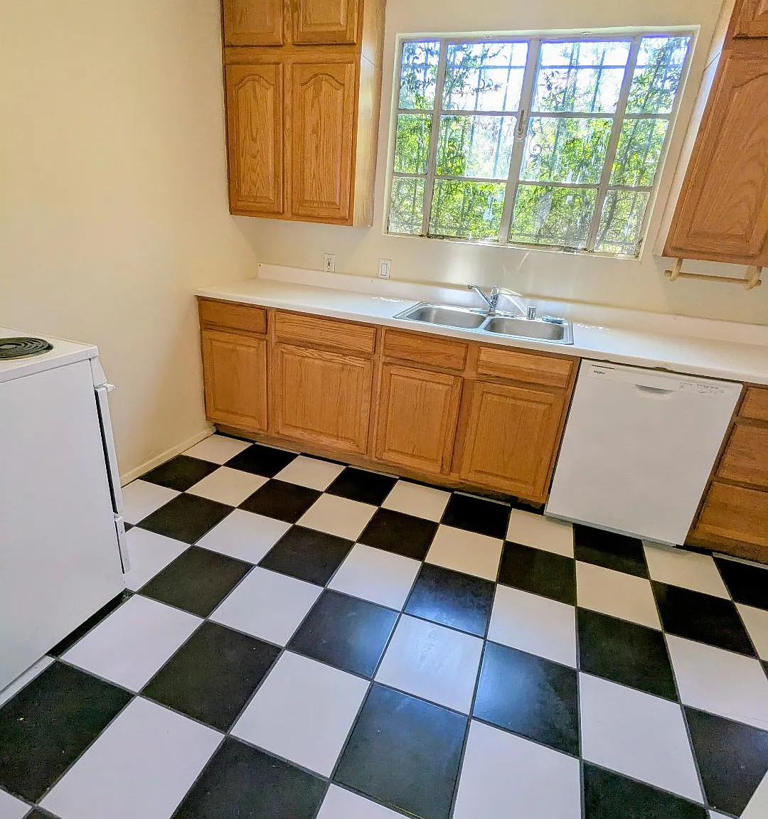 301 Girard Blvd SE — Photo 4