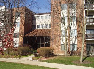 3050 Pheasant Creek Dr #2-209A, Northbrook, IL 60062