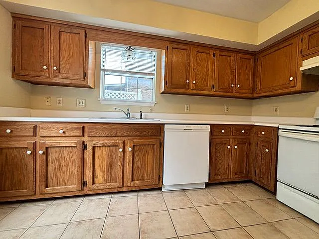 211 Hillside Ct — Photo 5