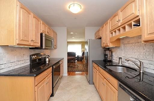 4th image of 705 Thayer St