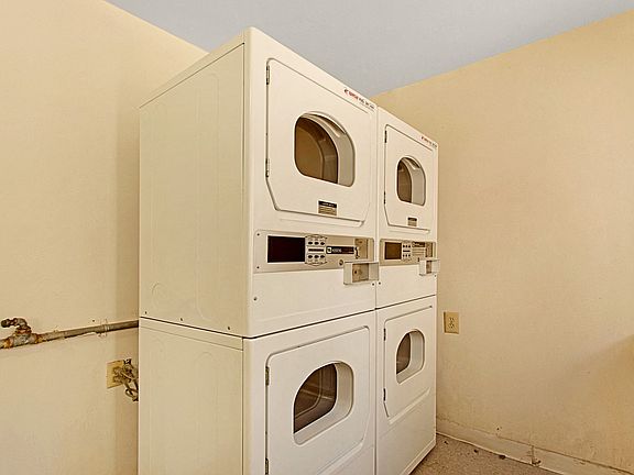 4th image of 4452-60 Hazeltine Ave #4452-11