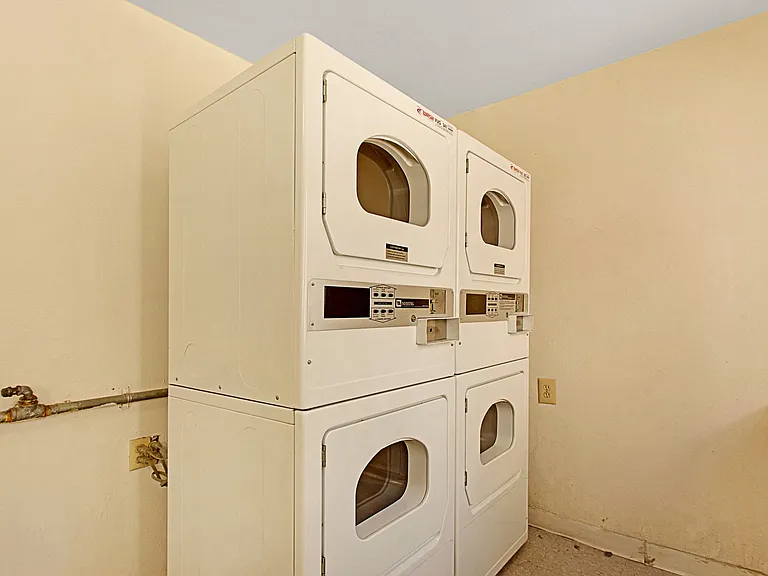 Hazeltine Apartments — Photo 4