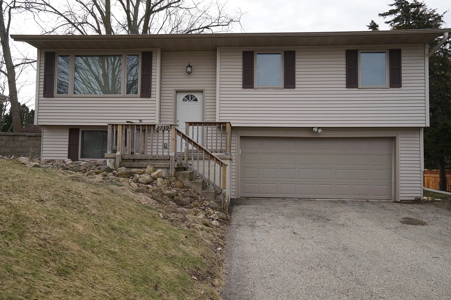 2739 Lyman Ln photo 1