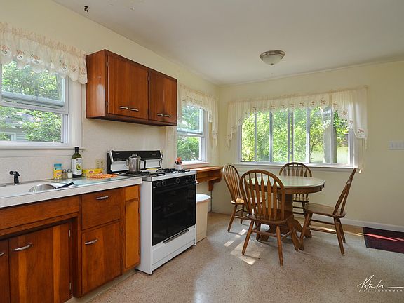 5th image of 885 Petrie Ave