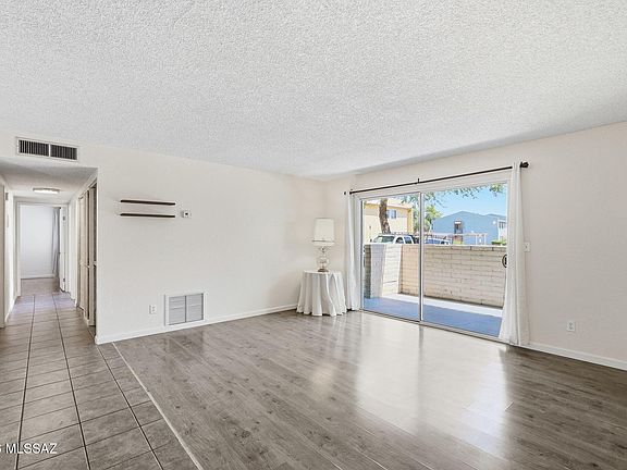4th image of 824 S Langley Ave Unit 101