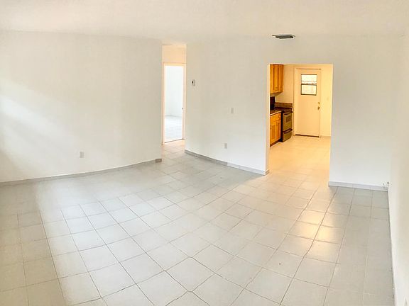 4th image of 2930 Louise St