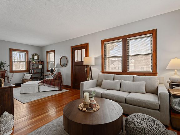 2nd image of 201 10th St SE