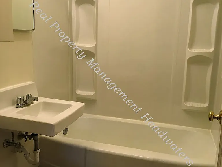 820 E Broadway St — Photo 8