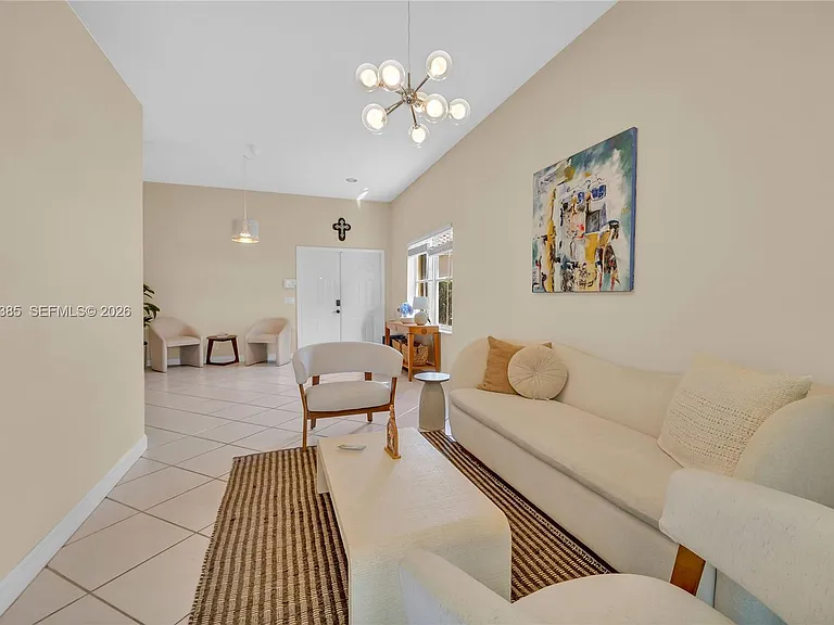885 Tanglewood Cir — Photo 4