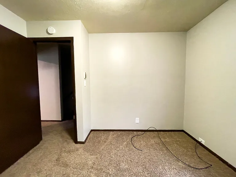 East Memorial Apartments — Photo 16