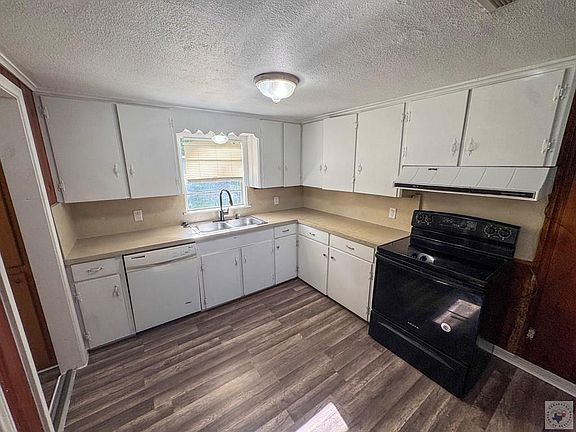 5th image of 801 E 12th St