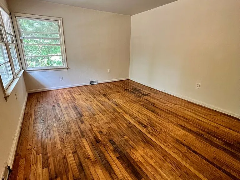 204 Pine Ln — Photo 5