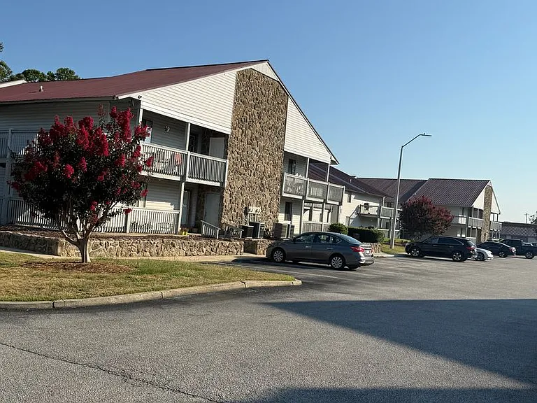 Stonehenge Apartments — Photo 22