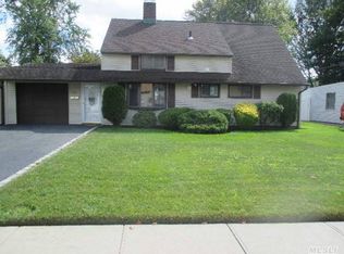 79 Lantern Rd, Hicksville, NY 11801