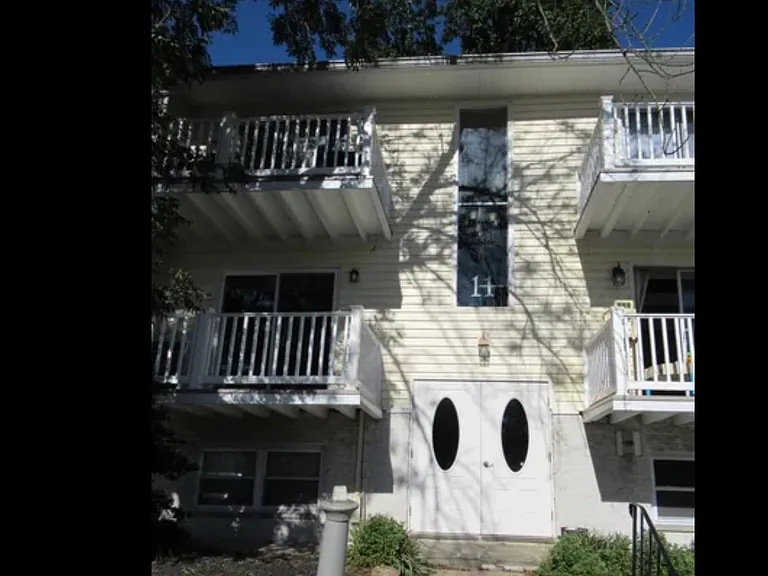 4 Warren Lodge Ct #1C — Photo 1
