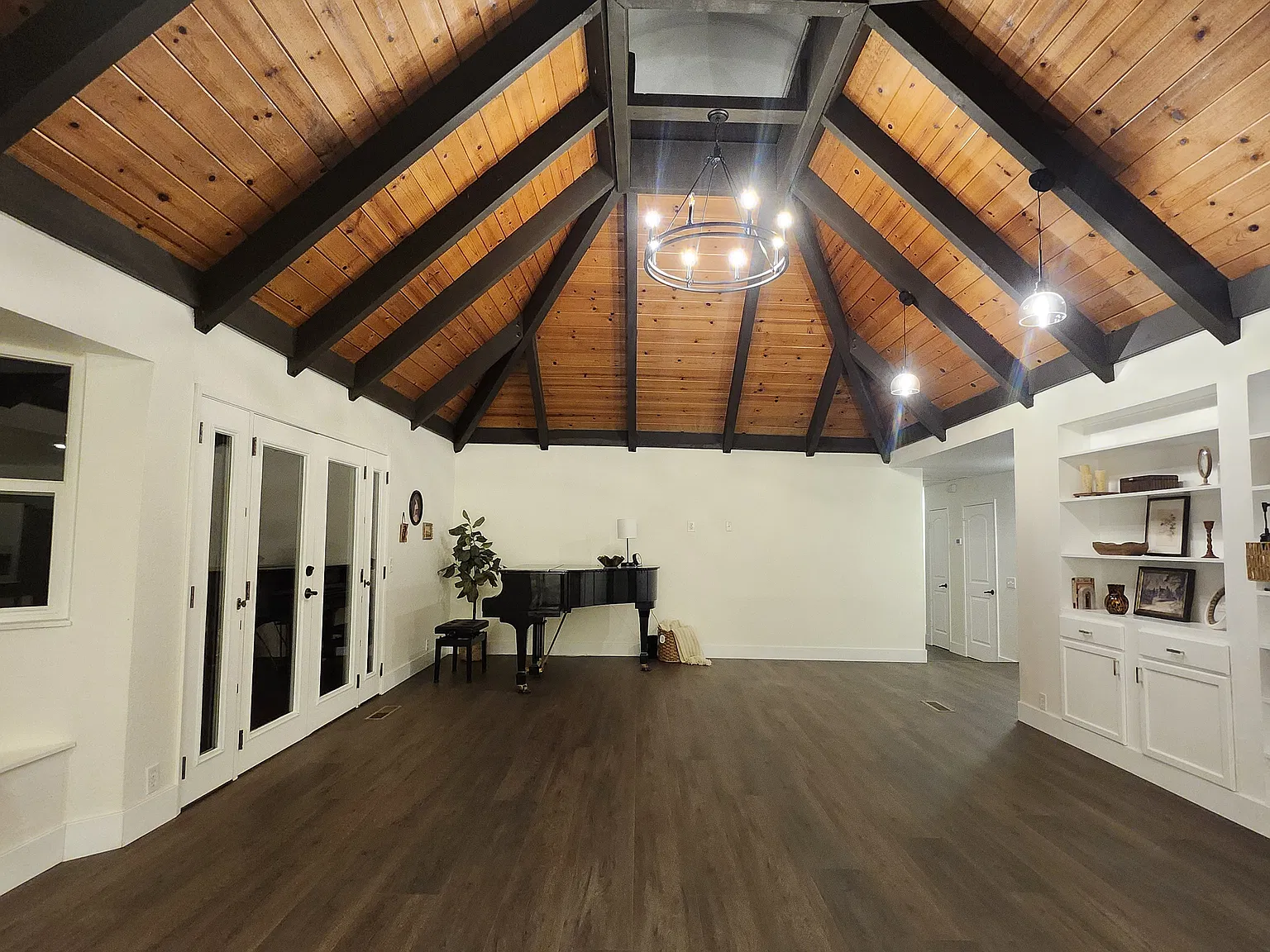 4 bed, 2.5 bath, 2286 sqft, $4,200 — Photo 3